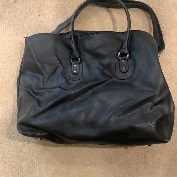 🤩2x Host Pick🤩 Bloomingdale’s overnight travel bag 🧳 - Picture 5 of 5